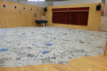 はっちゃけママ新聞紙遊び